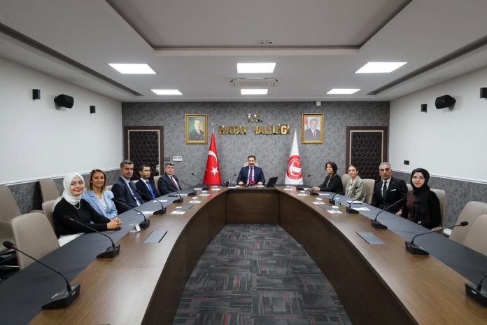 Öğretmenler Günü'ne Özel Kabul Hatay Valisi Mustafa Masatlı, 24 Kasım Öğretmenler Günü kutlama etkinlikleri çerçevesinde İl Millî Eğitim Müdürü Dr. Harun Tüysüz ile kentte görev yapan kıymetli öğretmenlerden oluşan heyeti makamında kabul etti. Gerçekleşen kabulde, öğretmenlerin toplumdaki konumu, kentteki eğitim çalışmalarının önemi ve geleceğe yönelik hedefler ele alındı. “Öğretmenlik Müstesna Bir Meslektir” Görüşmede açıklamalarda bulunan Vali Masatlı, öğretmenliğin hem bireyin hem de toplumun hayatında vazgeçilmez bir yere sahip olduğunu belirtti. Özellikle son yıllarda Hatay’ın yaşadığı zorlu süreçlere dikkat çeken Masatlı, bu dönemde öğretmenlerin gösterdiği özverinin büyük bir değer taşıdığını ifade etti. “Yeniden ayağa kalktığımız bu zorlu süreçte öğretmenlerimizin fedakârlığı gerçekten takdire şayandır.” sözleriyle eğitim camiasına teşekkür eden Masatlı, öğretmenlerin topluma ilham veren bir rol üstlendiğini söyledi. “İkinci Yüzyılda En Büyük Gücümüz Öğretmenlerimiz” Vali Masatlı konuşmasının devamında, Cumhuriyet’in İkinci Yüzyılı’na güçlü bir başlangıç yapabilmek için öğretmenlerin rehberliğinin büyük önem taşıdığını vurguladı. “Geleceğimizi inşa eden öğretmenlerimizin toplumdaki vazgeçilmez rolü, İkinci Yüzyıl’da da en büyük güçlerimizden biri olacaktır.” diyen Masatlı, eğitimde niteliği artırmaya yönelik çalışmaların kararlılıkla süreceğini belirtti. Günün Anısına Hediyeler Takdim Edildi Ziyaretin sonunda Vali Masatlı, Millî birlik ve beraberliğe katkı sunan, geleceğin mimarları olarak gördüğü tüm öğretmenlerin Öğretmenler Günü’nü kutladı. Ardından heyetteki öğretmenlere günün anısına hediyeler takdim edildi. Öğretmenler ise nazik kabullerinden dolayı Vali Masatlı’ya teşekkür ederek, eğitim adına yürütülen çalışmalara destek vermeye devam edeceklerini ifade etti.